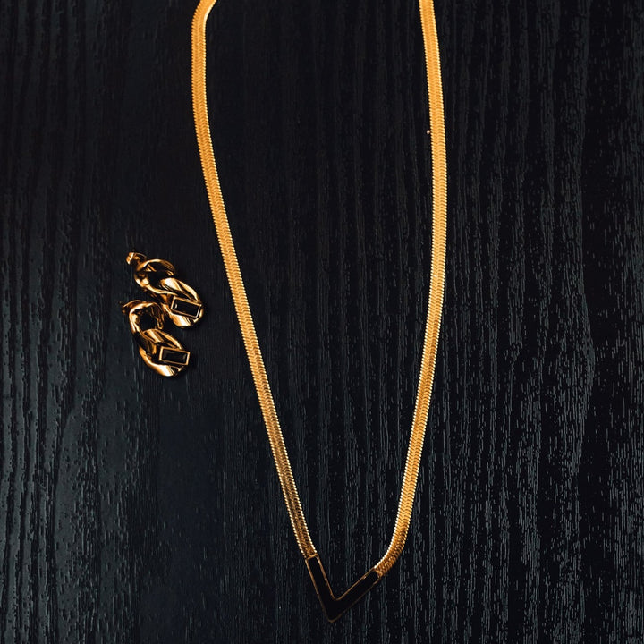 Victoria Necklace in Black