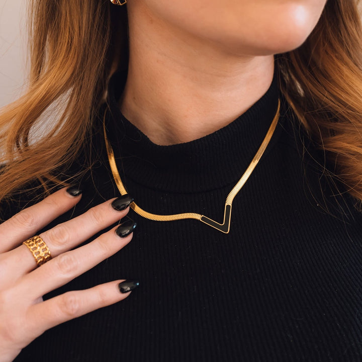 Victoria Necklace in Black