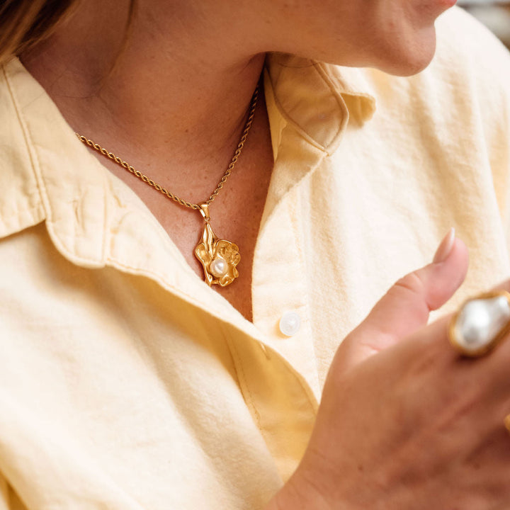 Oyster Pendent Necklace
